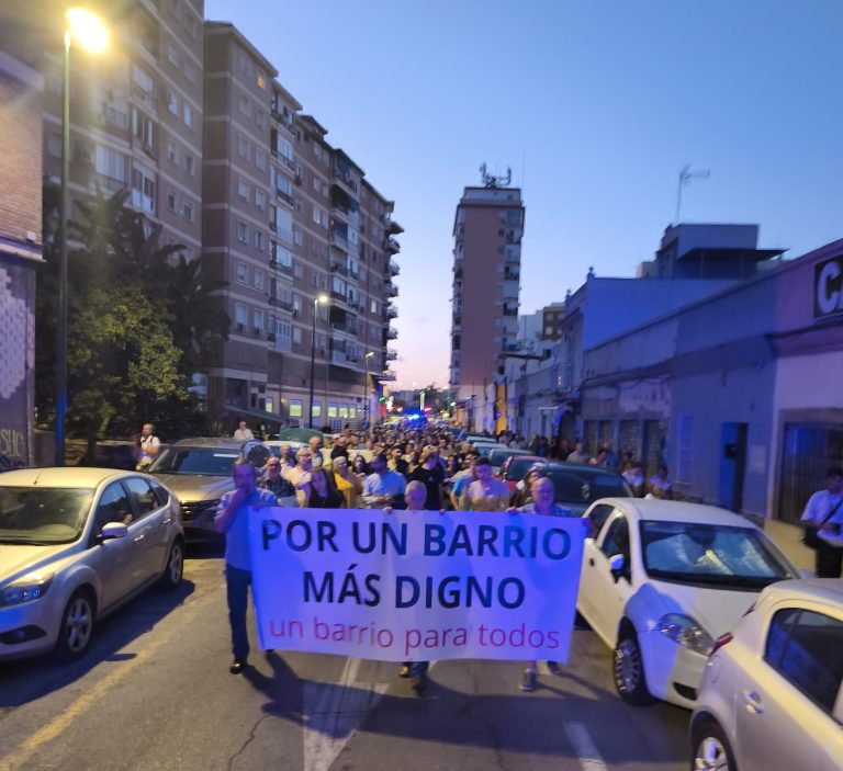 Vecinos de Huelin se manifiestan por las obras en Fernán Núñez ante la falta de accesibilidad y seguridad