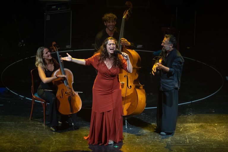 Emotivo, íntimo y reivindicativo fue el concierto de Silvia Pérez Cruz en Teatro Cervantes