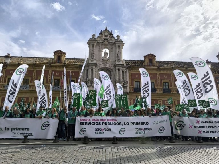 Miles de empleados públicos acuden a la llamada de CSIF para exigir ante San Telmo mejoras laborales y salariales y un refuerzo de los servicios públicos en Andalucía