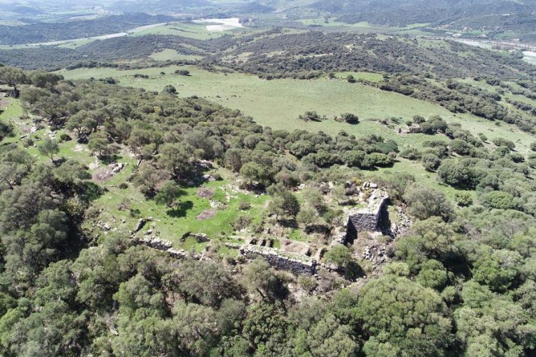 Un nuevo modelo de interpretación para la ciudad romana de Lacipo (Casares)