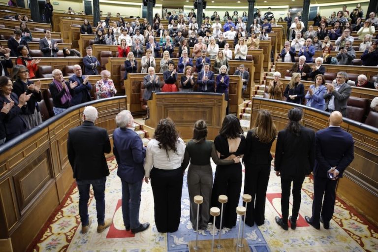 Actores interpretan en el Congreso discursos de Tierno Galván y Suárez en el 50 aniversario de la muerte de Franco