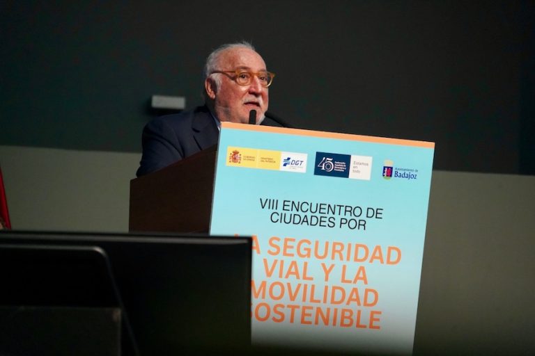 La DGT considera “un problema” que los coches eléctricos aparquen gratis en las ciudades