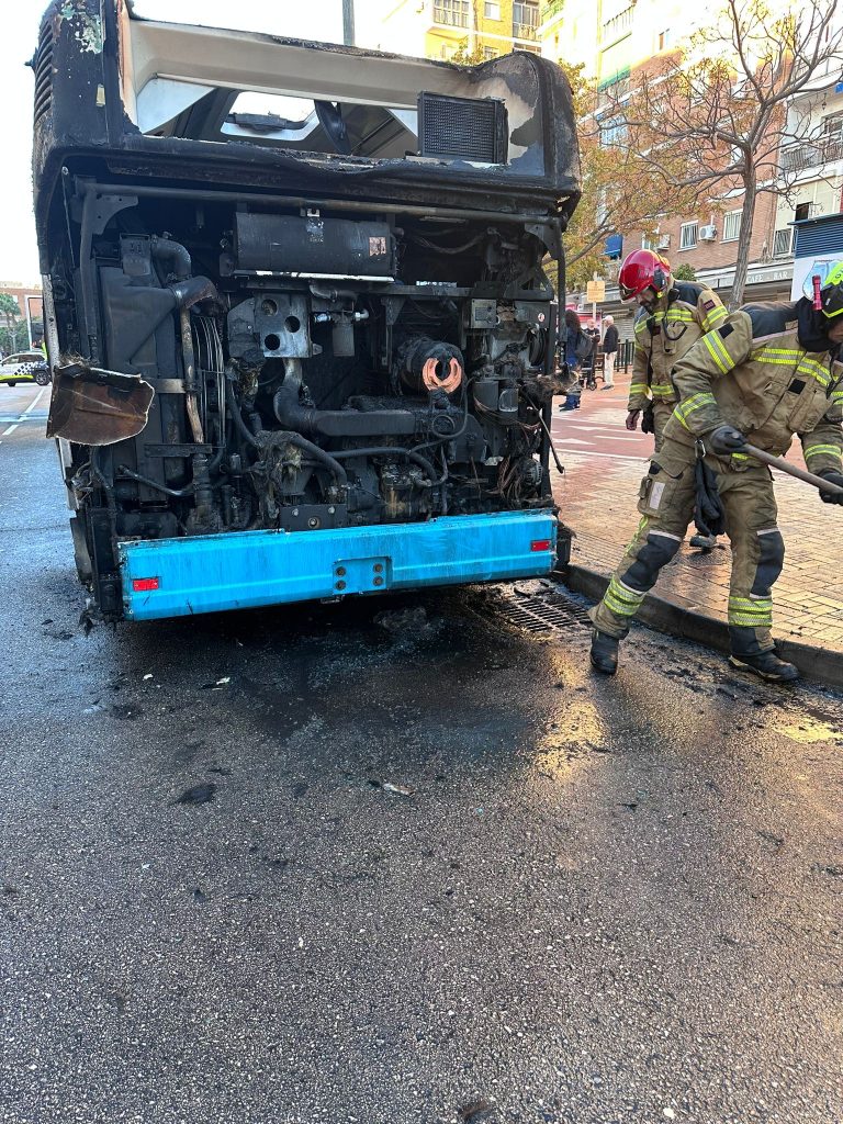Arde autobús de la EMT en Nuestra Señora de los Clarines, Málaga a primera hora de la mañana.