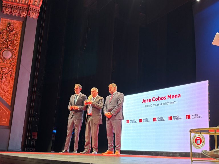 Pepe Cobos recibe galardón