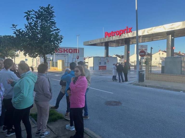 Vecinos de Churriana denuncian contaminación lumínica de una gasolinera en Málaga