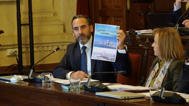 Pérez lamenta “la soledad” de De la Torre tras bloquear la paralización “definitiva” del rascacielos en el dique de Levante