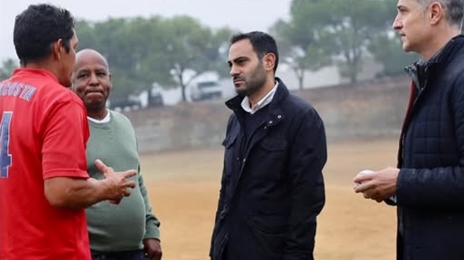 Lisandro Vieytes visita el Marbella Béisbol Club acompañado por Orlando Acosta y Eduard Liriano