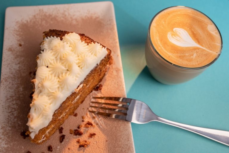 Locales gastronómicos combinan café de especialidad pastelería y cocina local todo el día