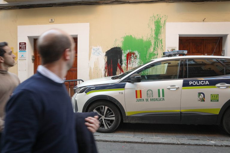 «Activistas por la vivienda okupan un edificio en Málaga para protestar por la especulación inmobiliaria y la crisis de la vivienda»
