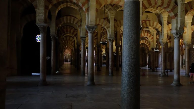 El INE certifica el récord del turismo en 2025: 96,8 millones de llegadas y casi 135.000 millones de euros de gasto