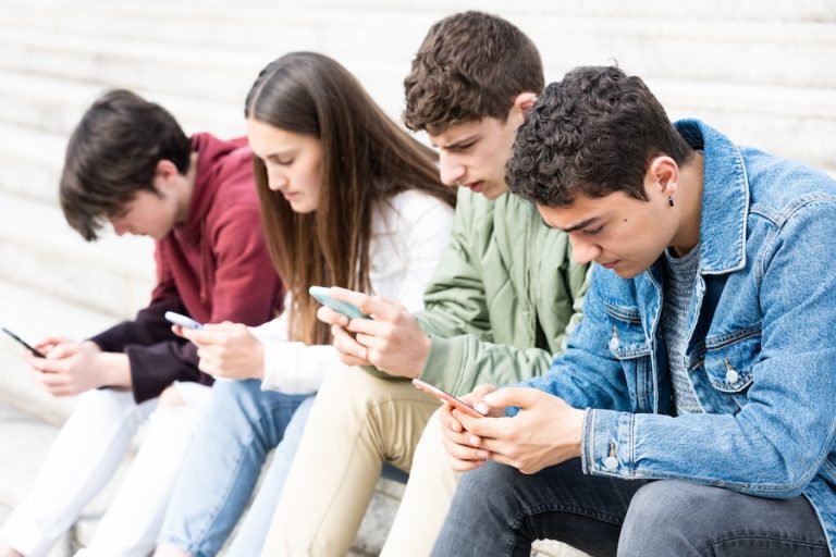 El 34% de las jóvenes teme sufrir acoso sexual ‘online’ y el 20% de los chicos engancharse a las apuestas en línea