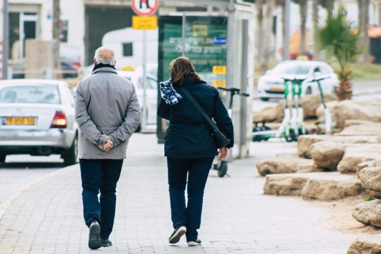 Los mayores de 55 años concentran el 68% de los ahorros en los hogares