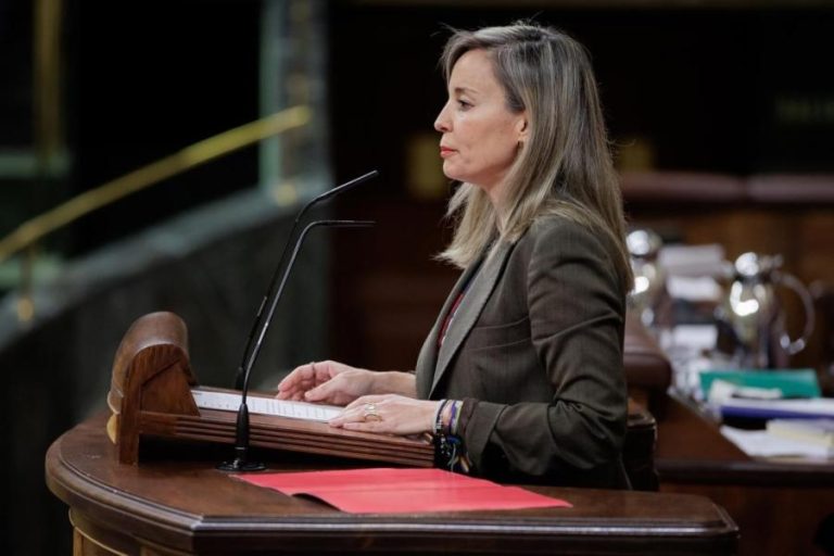 Sumar reclama a Sánchez defender a Cuba