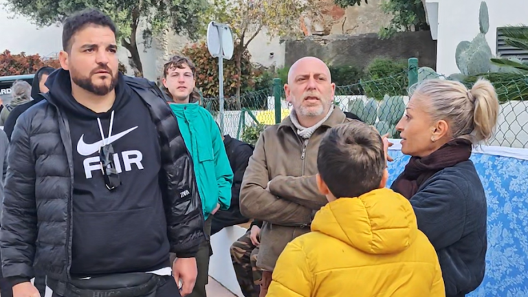 Por Andalucía sitúa el desahucio de 62 familias en Manilva como ejemplo del «modelo especulador» de Moreno Bonilla