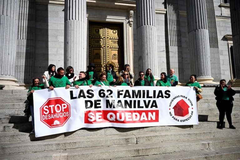 Podemos pide frenar el desahucio de 62 familias en Manilva