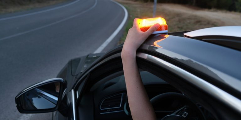 Los fabricantes de balizas V-16 avisan de “riesgo añadido en carretera” por la desinformación
