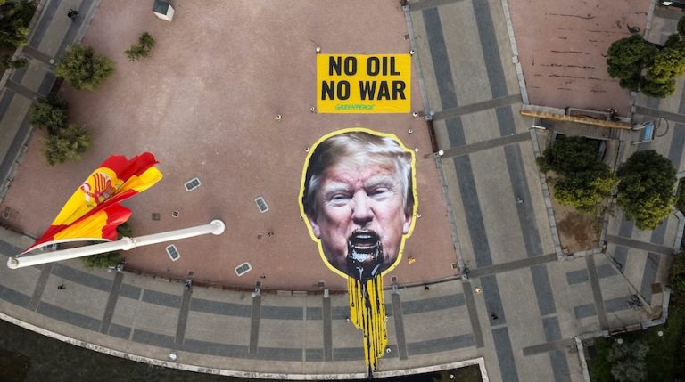 Greenpeace despliega una pancarta gigante de Trump vomitando petróleo en Madrid