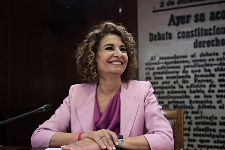 Montero se propone ser «la presidenta que transforme los servicios públicos y defienda lo de todos»