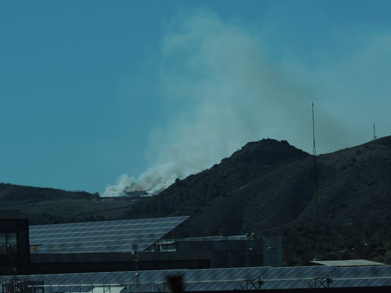 Efectivos de Bomberos sofocan un incendio en una zona de vertedero del Centro Ambiental de Los Ruices