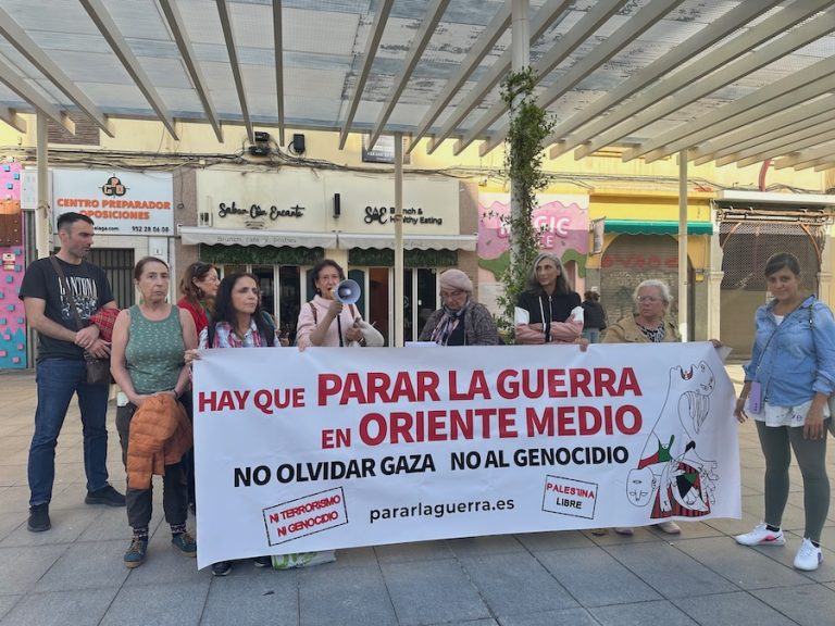 Málaga alza la voz por la paz en una concentración de “Parar la Guerra”