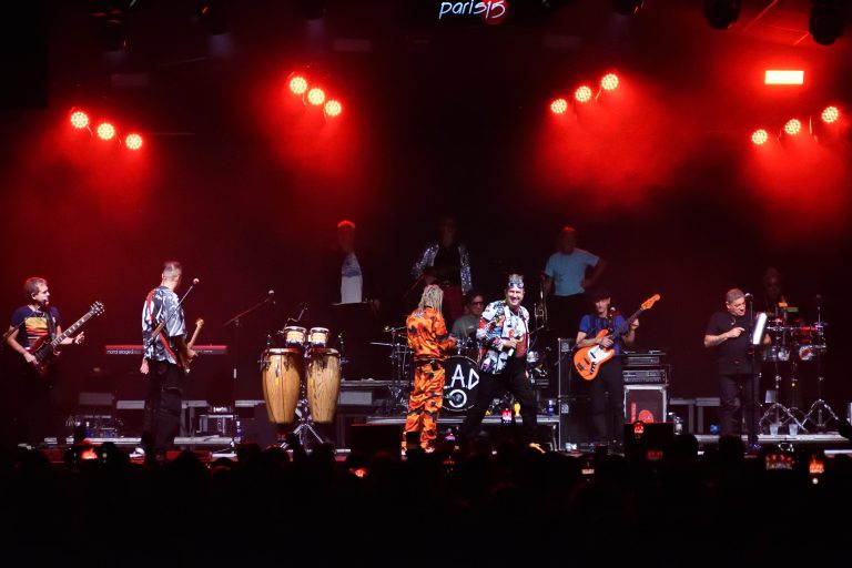 El fenómeno Decadente cumple 40 años y brilló en Málaga con una fiesta imparable
