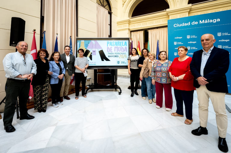 Personas mayores celebran la vida activa con un desfile de moda en la plaza de la Constitución
