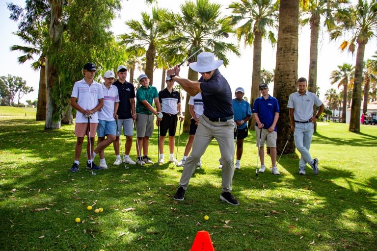 Campamentos de golf impulsan formación deportiva profesional para jóvenes jugadores internacionales