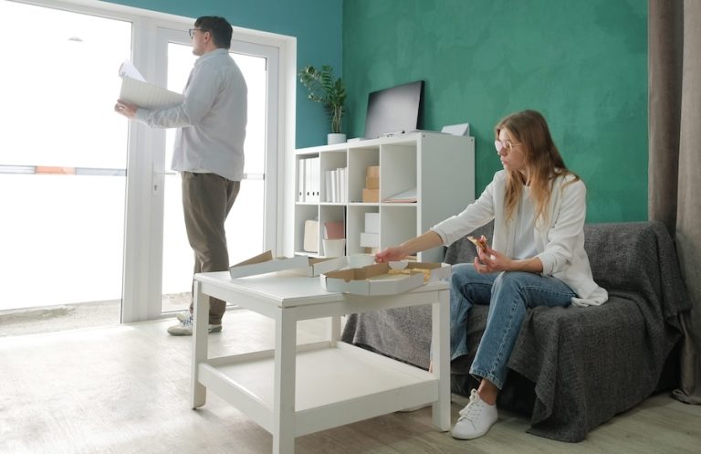 En España, una persona necesita ahorrar 11 años el 20% de su salario para pagar la entrada de una vivienda