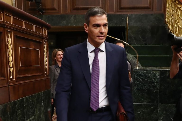 Sánchez respalda a Zapatero y descarta adelantar las elecciones: «Habrá en 2027»