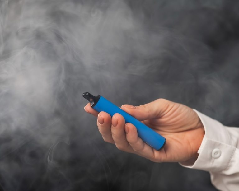 Sociedades médicas alertan de los riesgos de usar vapeadores y cigarrillos electrónicos