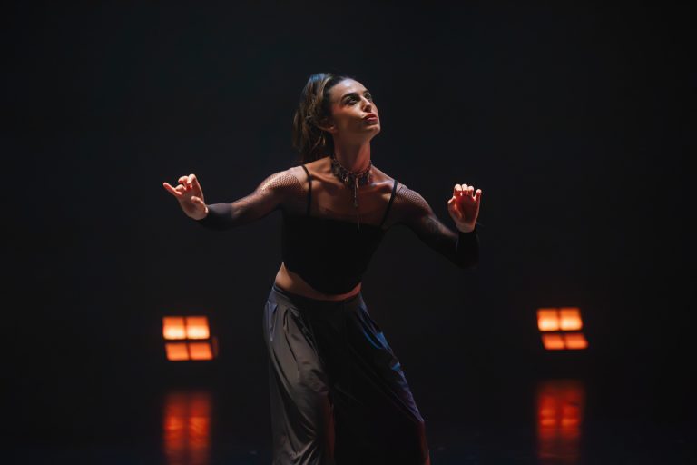 El teatro experimental como refugio del dolor: ‘Antígona en Jerusalén’ humaniza las cifras de la tragedia y agita la escena malagueña