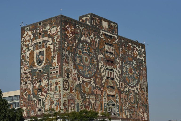 ¿Humanizar la política o politizar el humanismo?