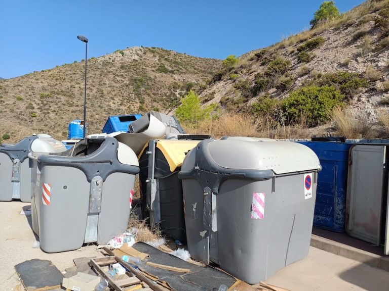 IU Benalmádena denuncia el vertedero incontrolado en Rocas Blancas